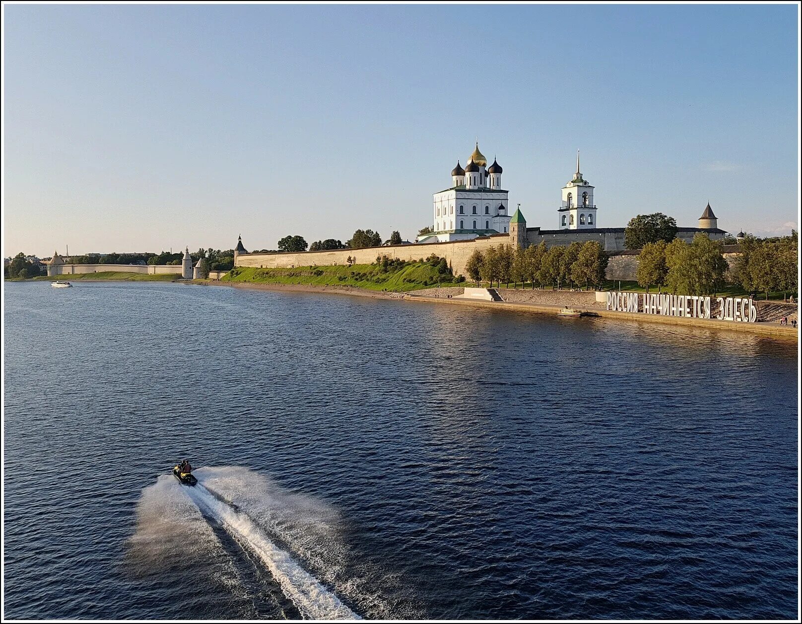 Псковский Кремль (кром). Река Великая. Река Пскова.. Россия начинается здесь Псков. Псковский Кремль Россия начинается здесь. Псков Русь начинается здесь. Ssduik pskov