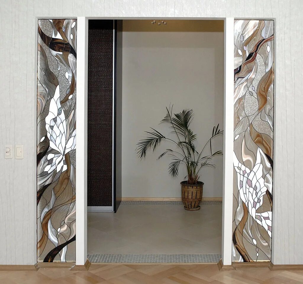 со стеклянными вставками. витражная перегородка в интерьере. бежевая дверь с стеклянной вставкой. дверь межкомнатная остеклённая трилло. современные межкомнатные двери.