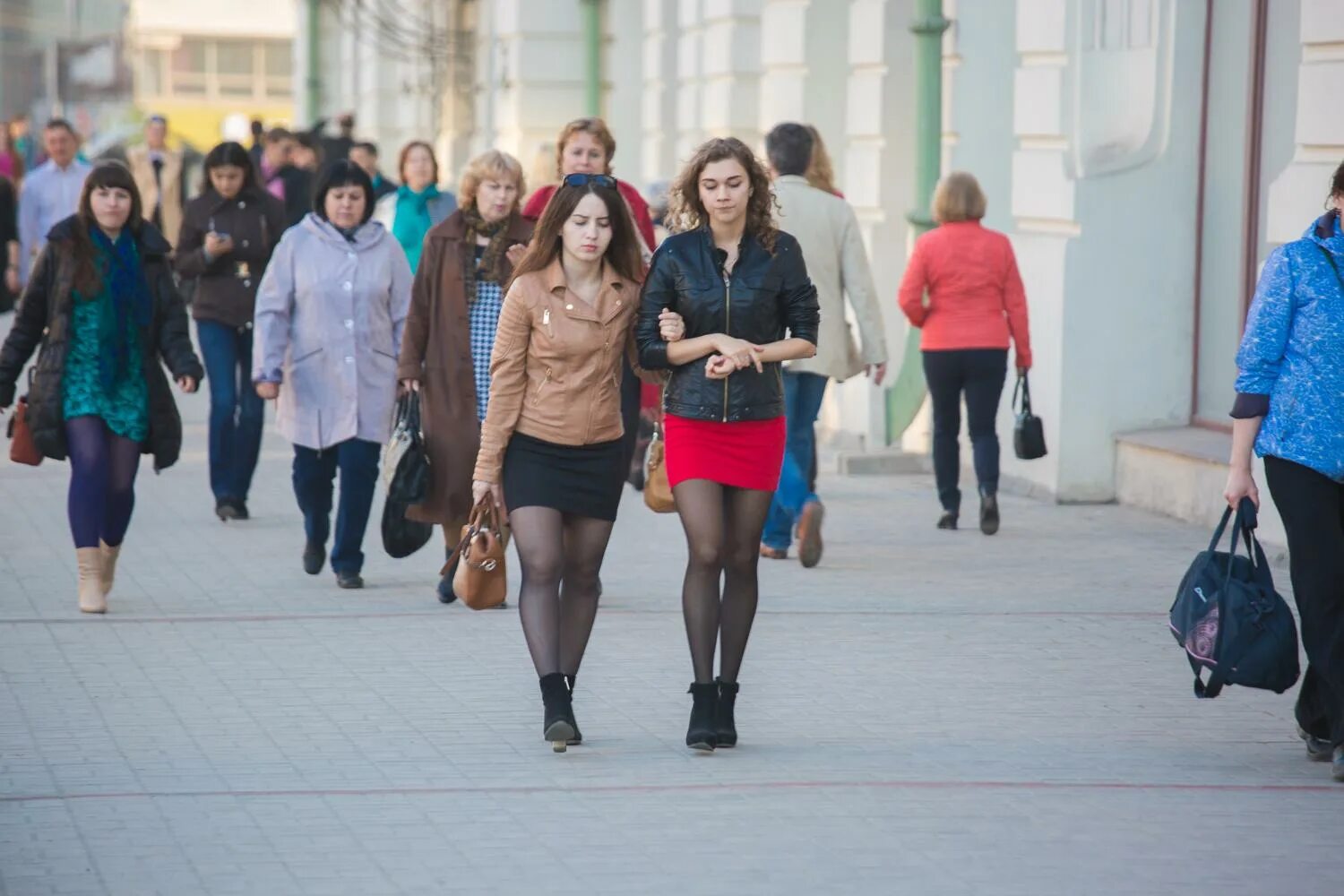 Как одеваться в 19 градусов тепла. Одежда на 10 градусов тепла. одежда при 10 градусах тепла.