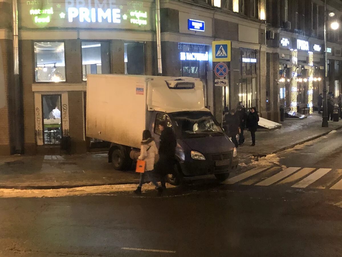Разгрузка на тротуаре. Пдд разгрузка товара на тротуаре. разгрузка товара на тротуар а в магазине. газель на тротуаре разгрузка. движение по тротуару для разгрузки.