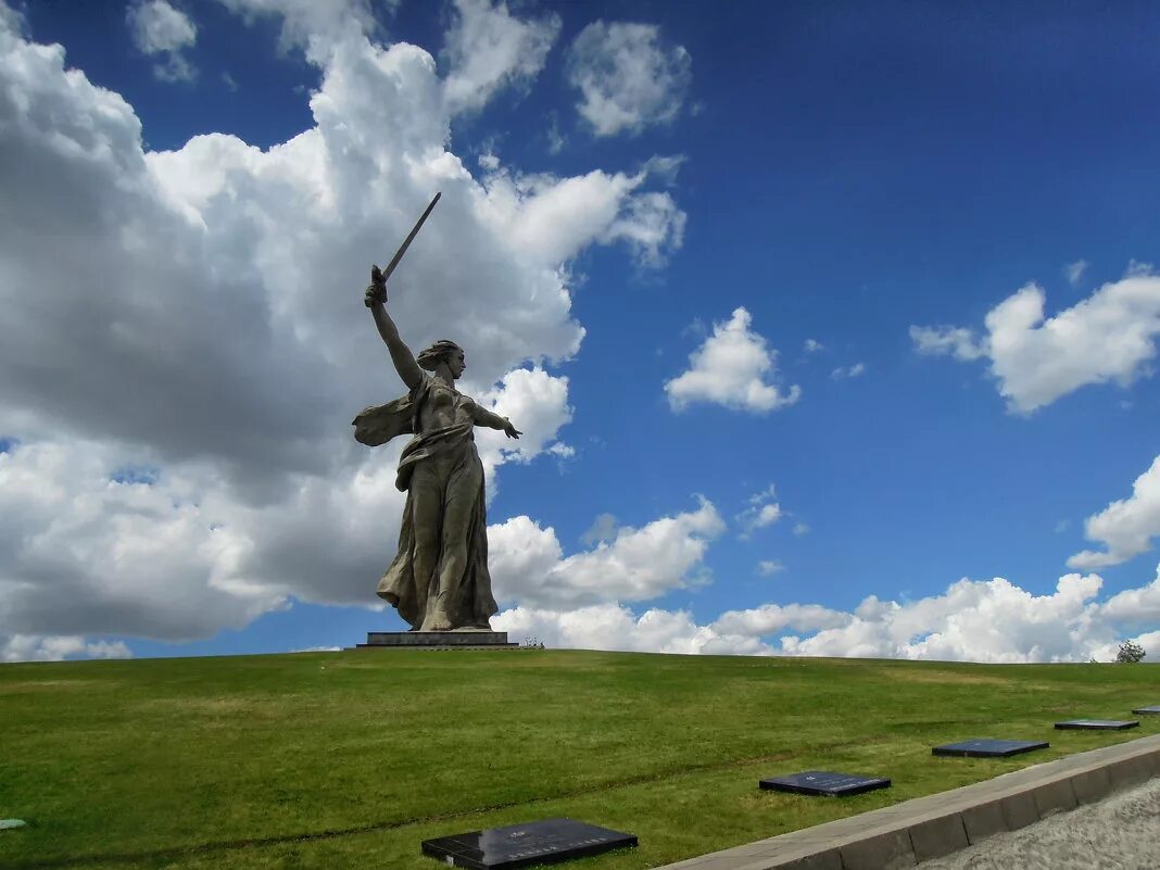 картинка монумента. статуя родина-мать в волгограде. монумент советскому солдату подо ржевом. ржевский мемориал советскому солдату. картинка монумента.