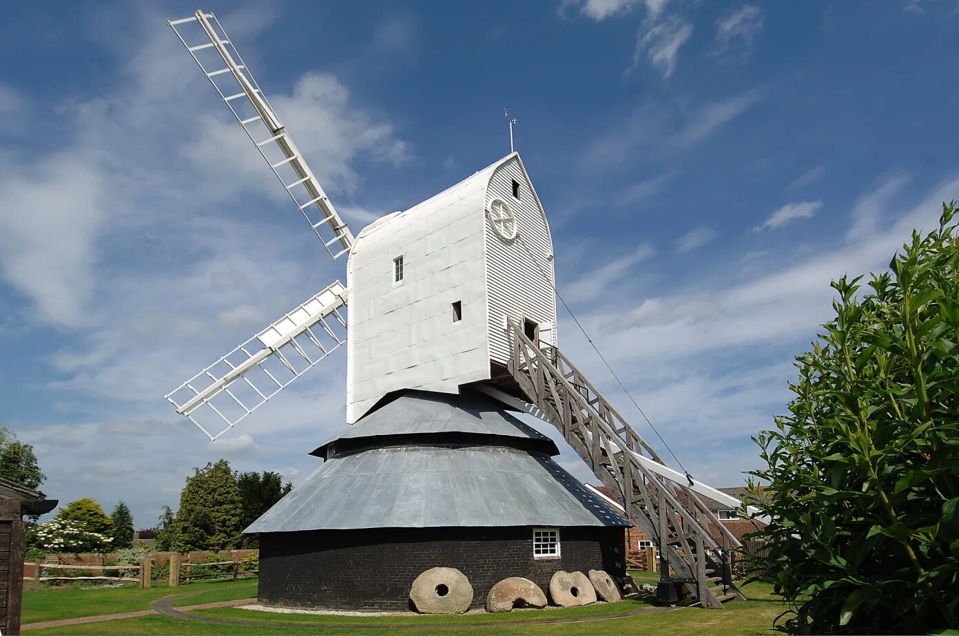 Уиндмилл Хилл. Мачтовая ветряная мельница Британия. The Windmill Centre Церковь.