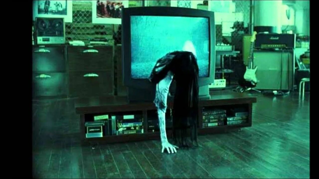 Девушка вылезает из телевизора. Самара Морган Самара Морган. Звонок 2002 Самара Морган.