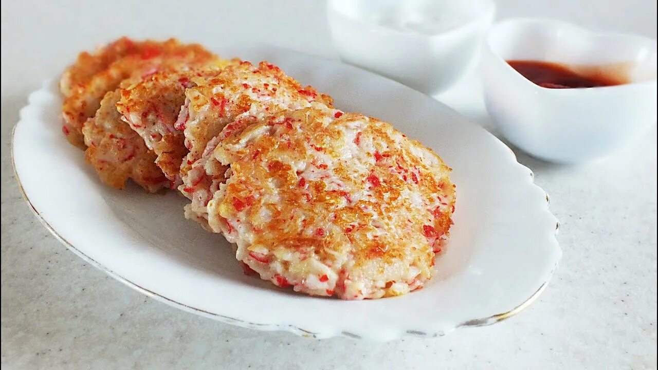Оладьи с крабом. Крабовые оладьи рецепт. Оладьи с крабовыми палочками и сыром. Крабовые оладьи с сыром. Крабовые оладьи.