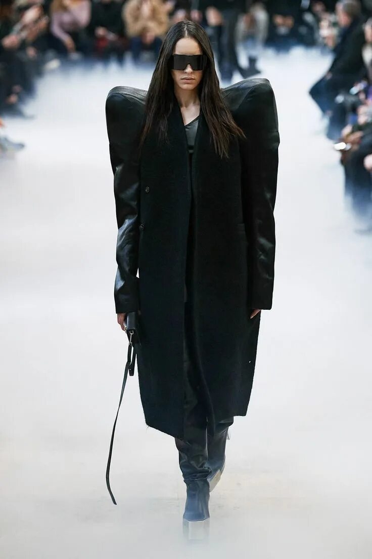 Рик оуэнс 1994. Rick owens fashion show 2022. Рик оуэнс показ 2024. Рик оуэнс коллекция 2020. Rick owens рамоны.
