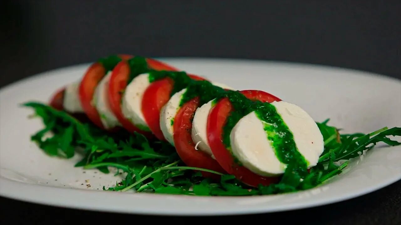 Моцарелла с соусом песто. Капрезе с песто. Моцарелла с помидорами и песто. Моцарелла капрезе. Капрезе с песто.