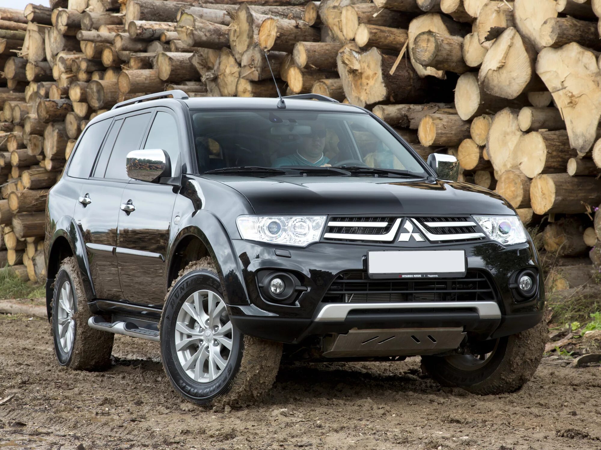 Мицубиси паджеро находится. Mitsubishi Pajero Sport. Mitsubishi Pajero Sport 2. Митсубиси Паджеро спорт 2013. Митцубиси Паджеро Спарт.