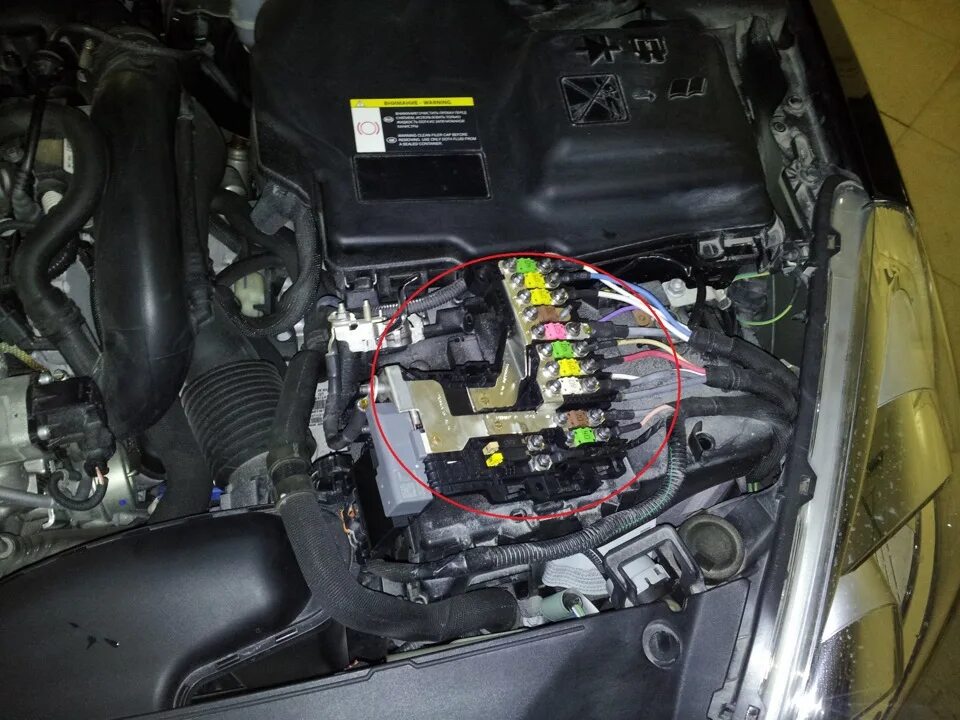 Аккумулятор ошибка зарядки. Peugeot 107 аккумулятор. пежо 508 акб. реле аккумулятора peugeot 508. пежо 308 блоки с предохранителями над акб.