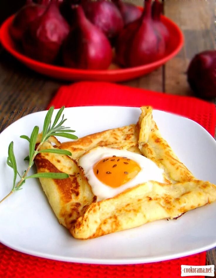 Рецепт блинов из яиц на сковороде. Блины с яичницей. Блинчики с яйцом. Вкусный и красивый завтрак. Завтрак яичница и блины.