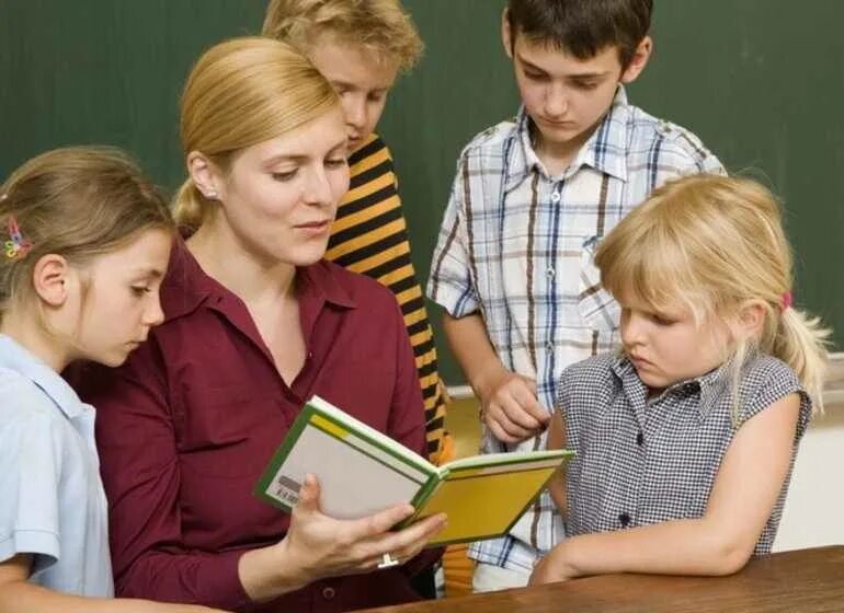 Ученик рассказывает. Общение педагога с детьми. Учитель рассказывает детям. Учитель рассказывает детям. Педагог и ученик.