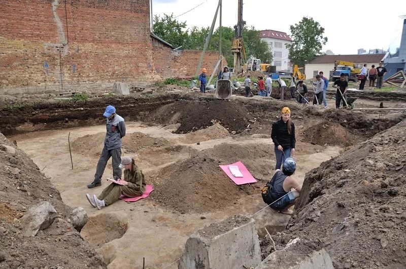Археологические раскопки для детей. Раскопки возле большеохтинского моста. Археология могила чингисхана. Раскопки в центре екатеринбурга. Линия разведочных шурфов.