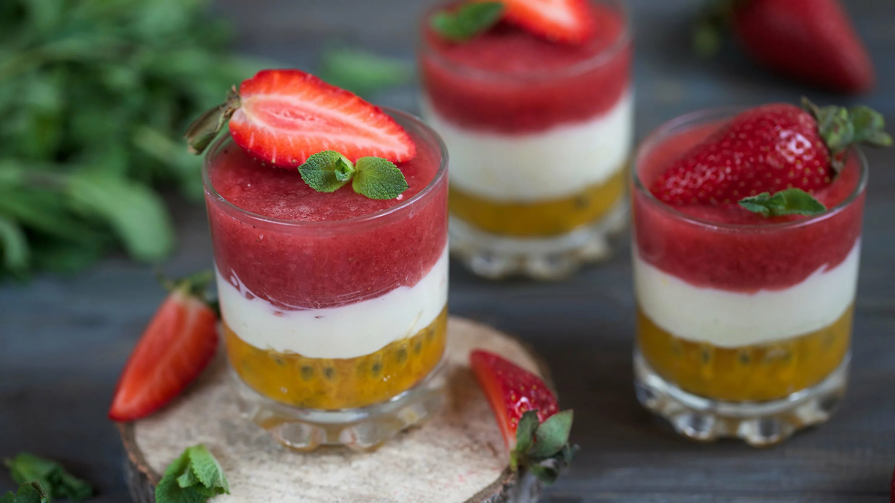 Легкие пп десерты. Чиа пудинг. Красивые диетические десерты. Красивое блюдо из творога. Десерт с йогуртом и фруктами.