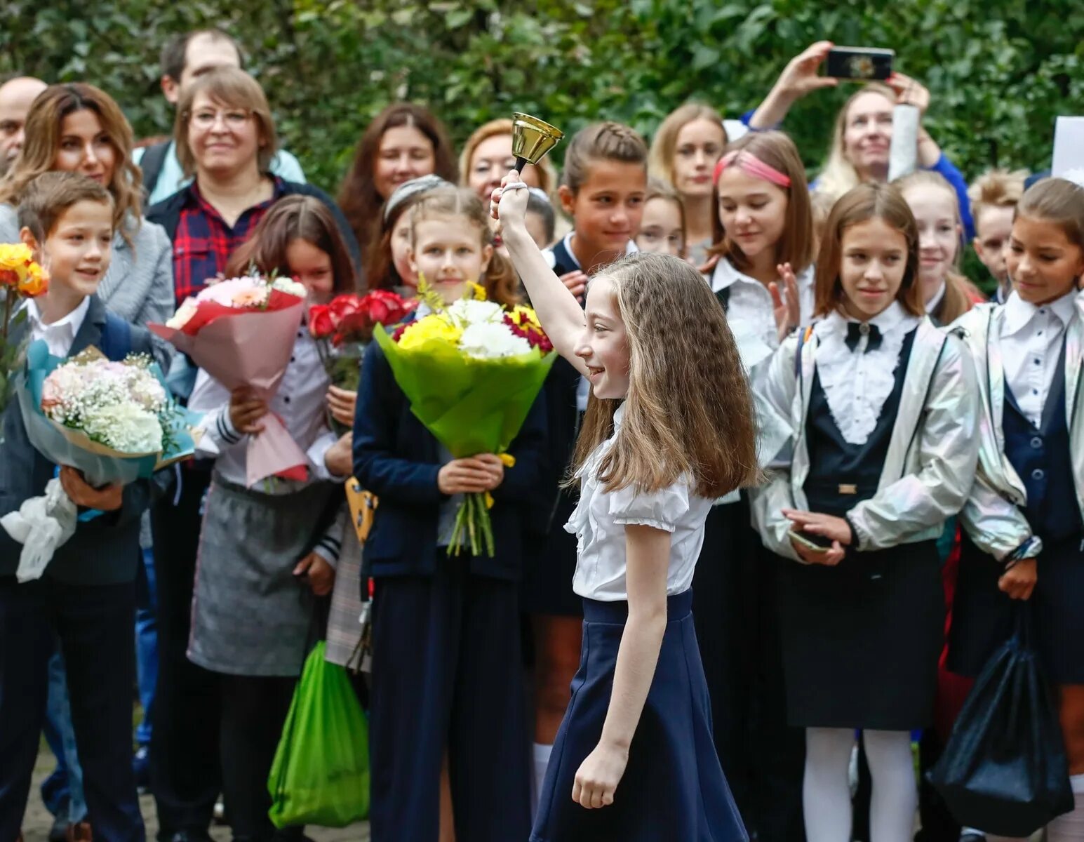 12 го сентября. Школьная линейка. линейка в школе. торжественная линейка в школе. линейка 1 сентября.