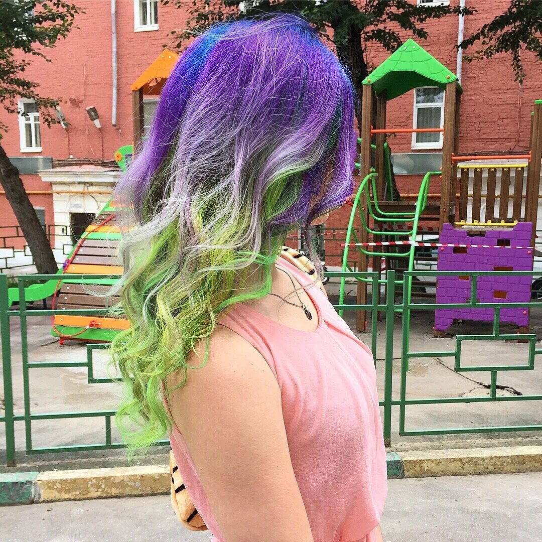 Цветное окрашивание на русые волосы. Яркие волосы без осветления. Фиолетовые волосы без осветления. Красно-фиолетовый цвет волос. Красные волосы.