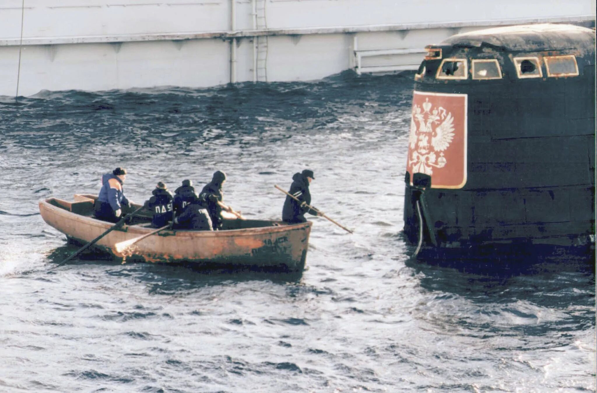 Подводная лодка к-141 «Курск». АПЛ Курск 2000. К-141 «Курск». Курск подводная лодка спасательная операция. Подводная лодка сколько погибло
