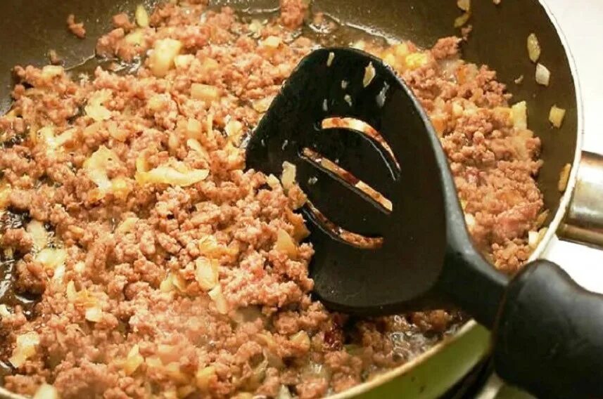 Сколько нужно готовить фарш. Жареный фарш. фарш мясной с луком. фарш на сковороде. обжаренный фарш с луком.