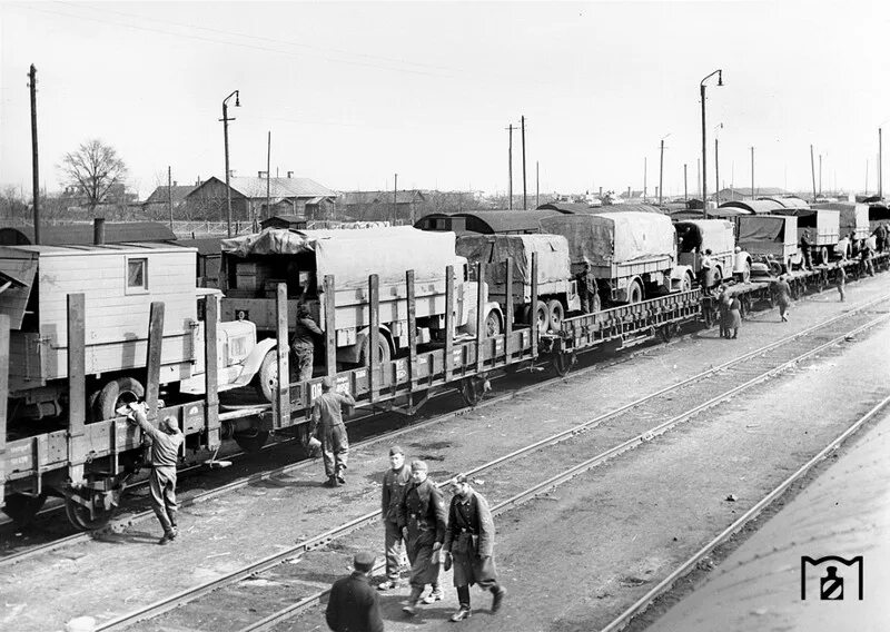 Железная дорога в годы войны. Северная железная дорога 1941. Станция сортировочная железной дороги 1941-1945. Немецкие военные эшелоны в 1941. Железные дороги в годы войны 1941 1945.