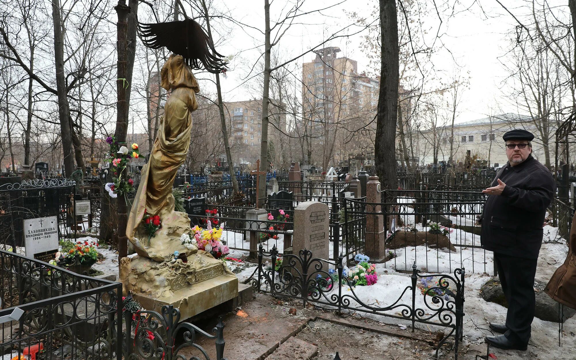 Памятник соньки золотой ручки на ваганьковском кладбище. Ваганьковское кладбище сонька золотая ручка. Сонька золотая ручка могила на ваганьковском. Памятник соньки золотой ручки на ваганьковском кладбище. Сонька золотая ручка могила на ваганьковском.