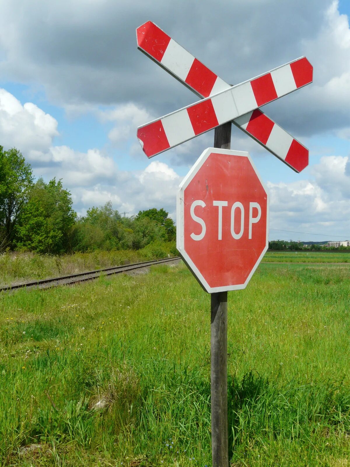 Железнодорожные знаки. Железнодорожный переезд. Знак Железнодорожный переезд. Знаки на железной дороге.