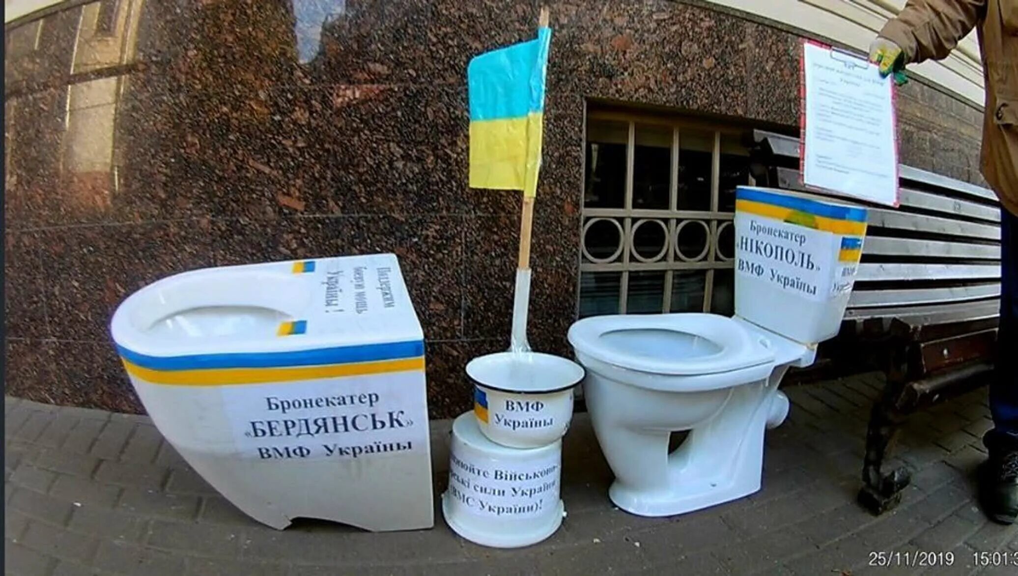 Воровали унитазы. Необычные унитазы. Воровали унитазы. Трофейный унитаз. Унитаз в украинских цветах.