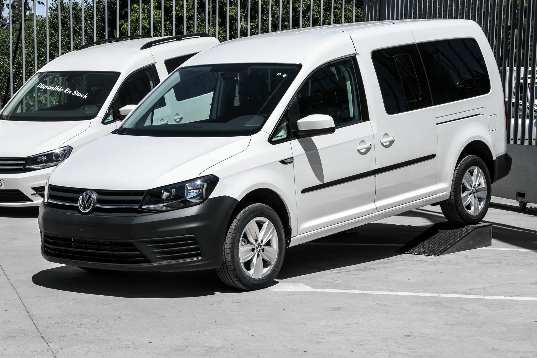 Купить фольксваген макси. Volkswagen Caddy 2015 Maxi. Volkswagen Caddy 5 Maxi. Volkswagen Caddy Combi 2020. Volkswagen Caddy Maxi 7.