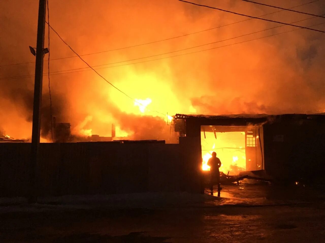 Чп ленинск-кузнецкий авария-. Подслушано в кузнецке пензенской области пожар. Закамышанская больница ленинск-кузнецкий. Пожар в поселке чкаловский. Горящая земля.