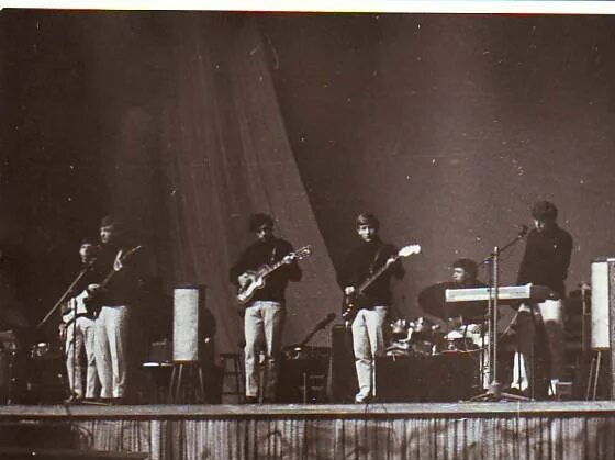 Камертон слушать. Виа камертон желанная. Виа камертон 1975. Камертон на резонансном ящике. Нота ля камертон.