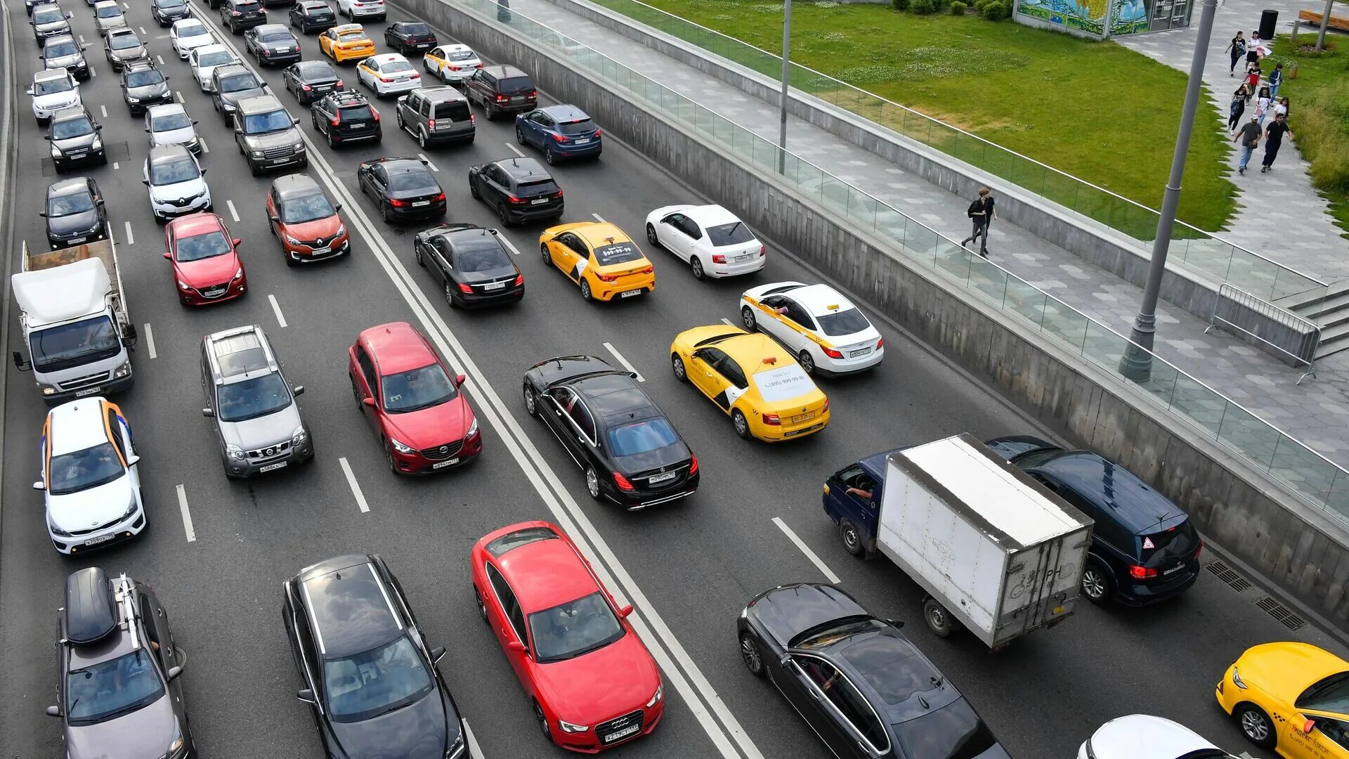 Много машин на дороге. Машин на дорогах меньше всего. Машин на дорогах меньше всего. Автомобильная пробка. Автомобильный транспорт.