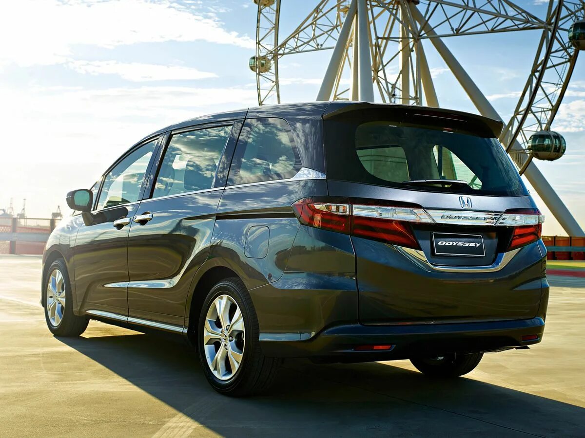 Минивэн toyota noah hybrid 2015. Ещота сиена. Минивэны 2014. Минивэн хонда одиссей 2014 одиссей. Минивэны 2014.