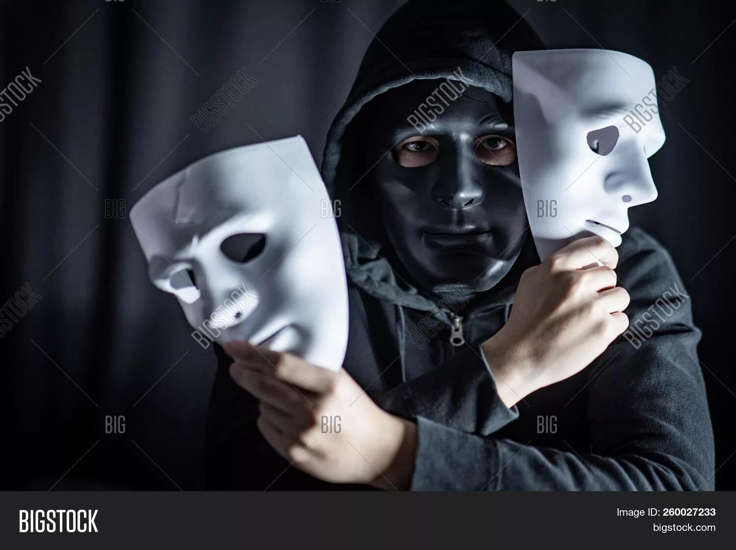 Человек в маске устраивает изощренные. Человек в маске. Человек надевает маску. Человек в театральной маске. Человек в белой маске.