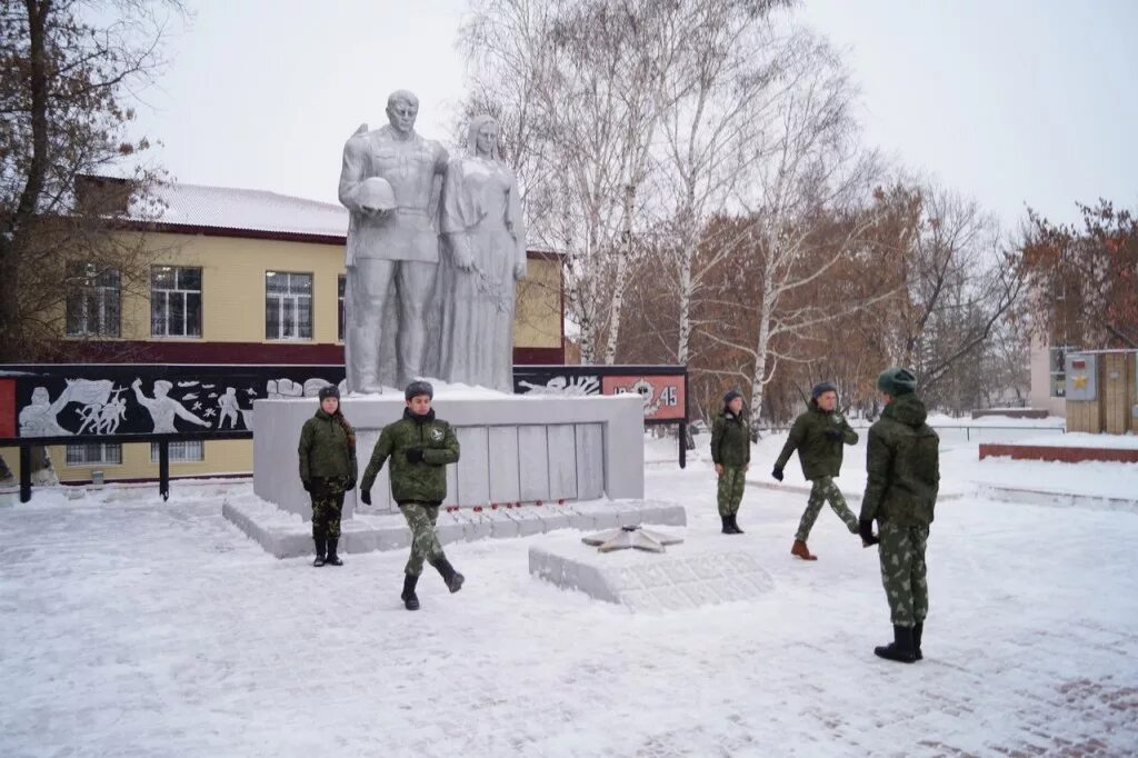 Самарская область п сергиевский. Суходол Самарская область Сергиевский район. Памятник в п Суходол Сергиевского района. Парк Суходол Самарская область. Памятник морякам Сергиевского района.