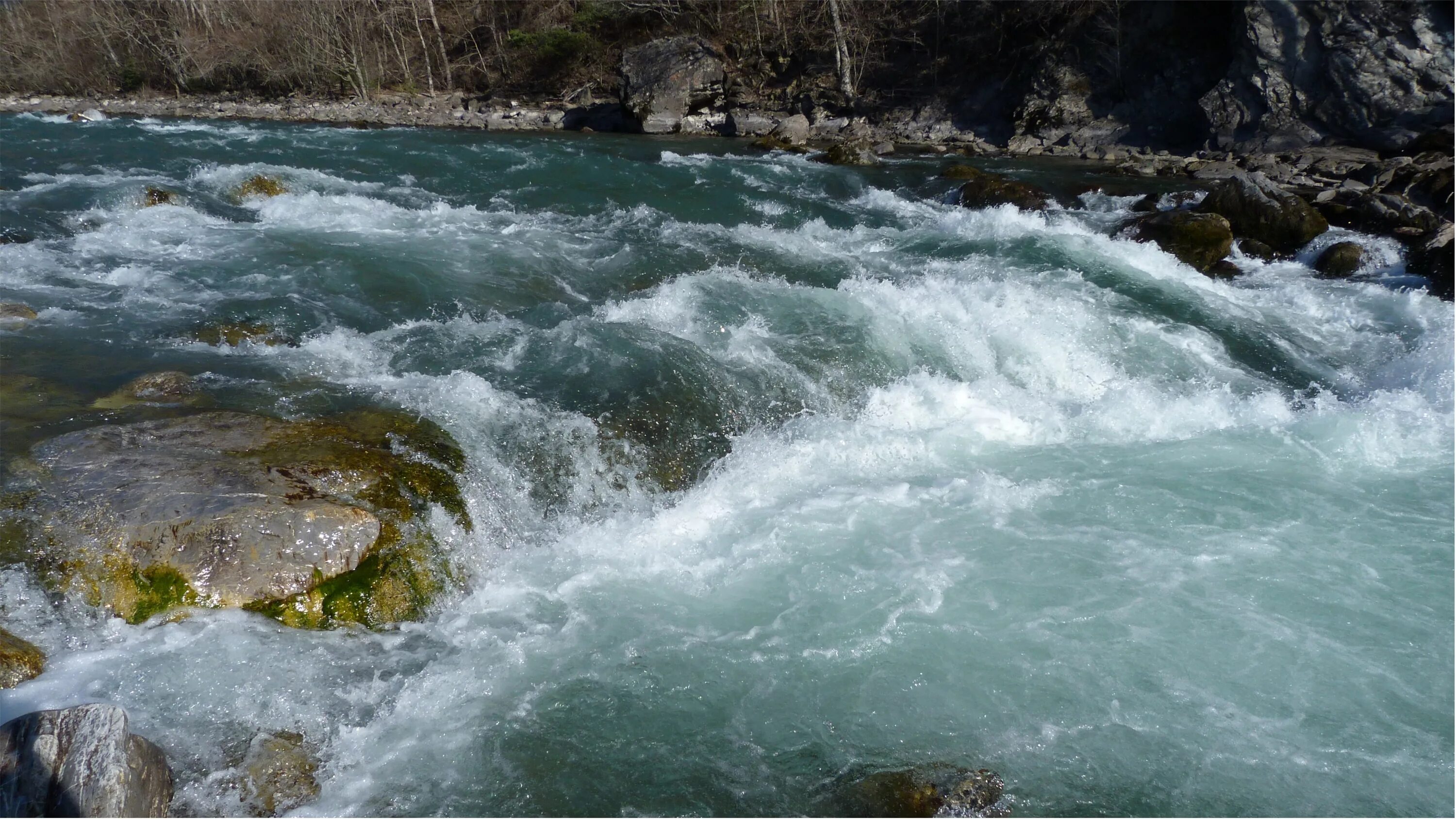 Бурные воды 5. Бурная вода. Бурный поток воды. Бурная Горная река. Бурный поток реки.