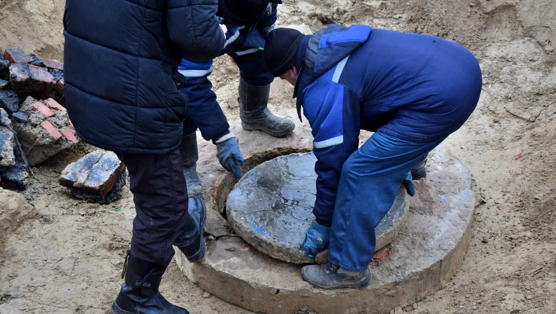 Водоканал тендеры. Колодец водоканала. канализационный люк. аварии на очистных сооружениях. авария на водопроводных сетях.