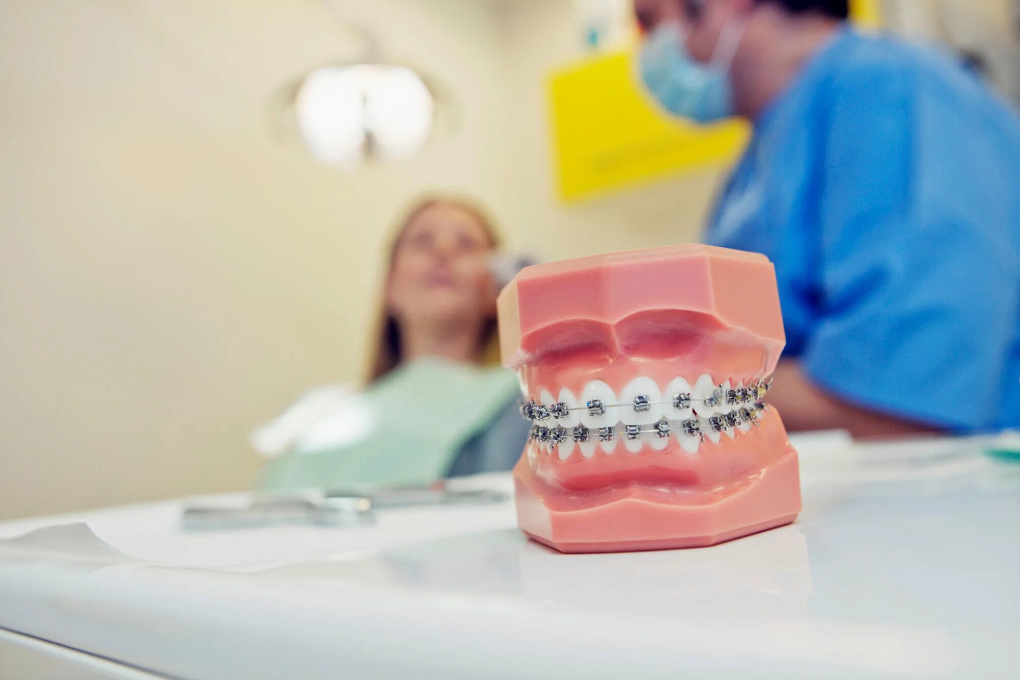 Мрт можно делать с брекетами на зубах. Стоматология брекеты. Ортодонтия в стоматологии. Стоматолог ортодонт.