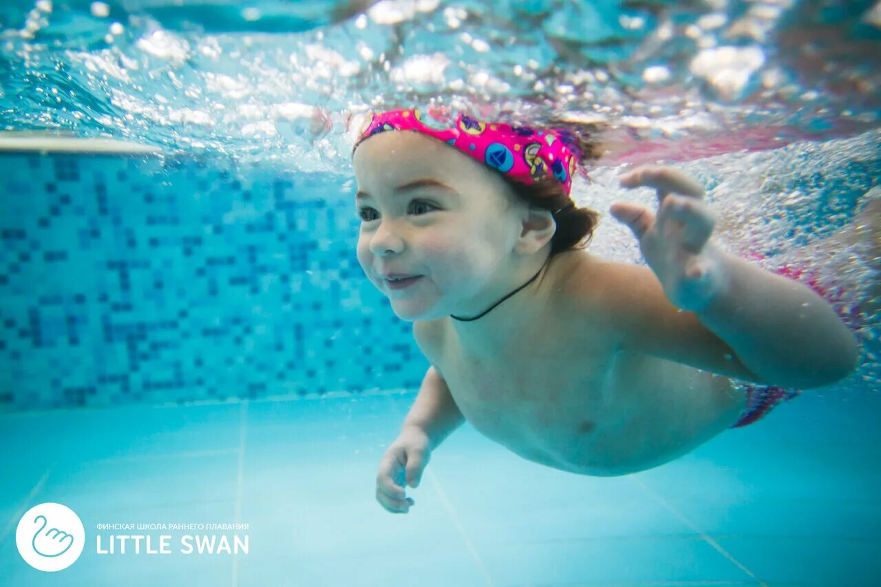 Маленький пловец в бассейне. Маленький пловец красково. Лейка для бассейна. Мелкий большой бассейн. Брехово бассейн маленький пловец я.