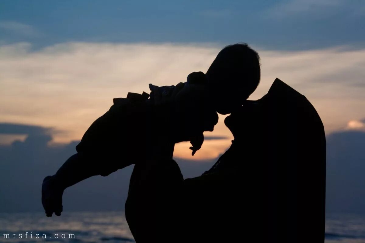 Ibu. Женщина с младенцем. What is actress anak. Мама с дочкой в японском автобусе. Ibu dan anak.