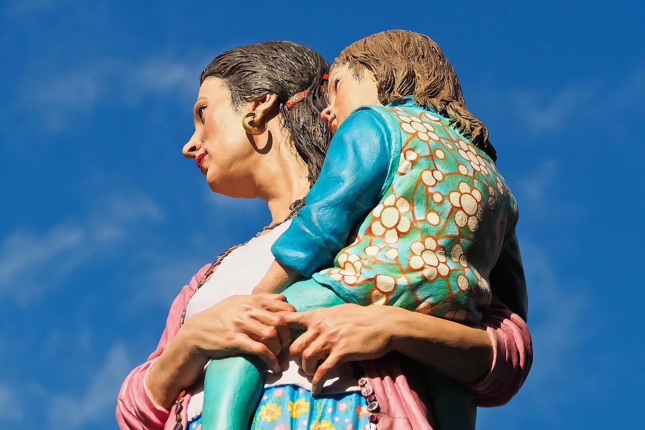 Женщина прячет ребенка. Женщина мать. Ребенок прячется за стеной. Регрессия психологическая защита. Красивая мама и малыш.