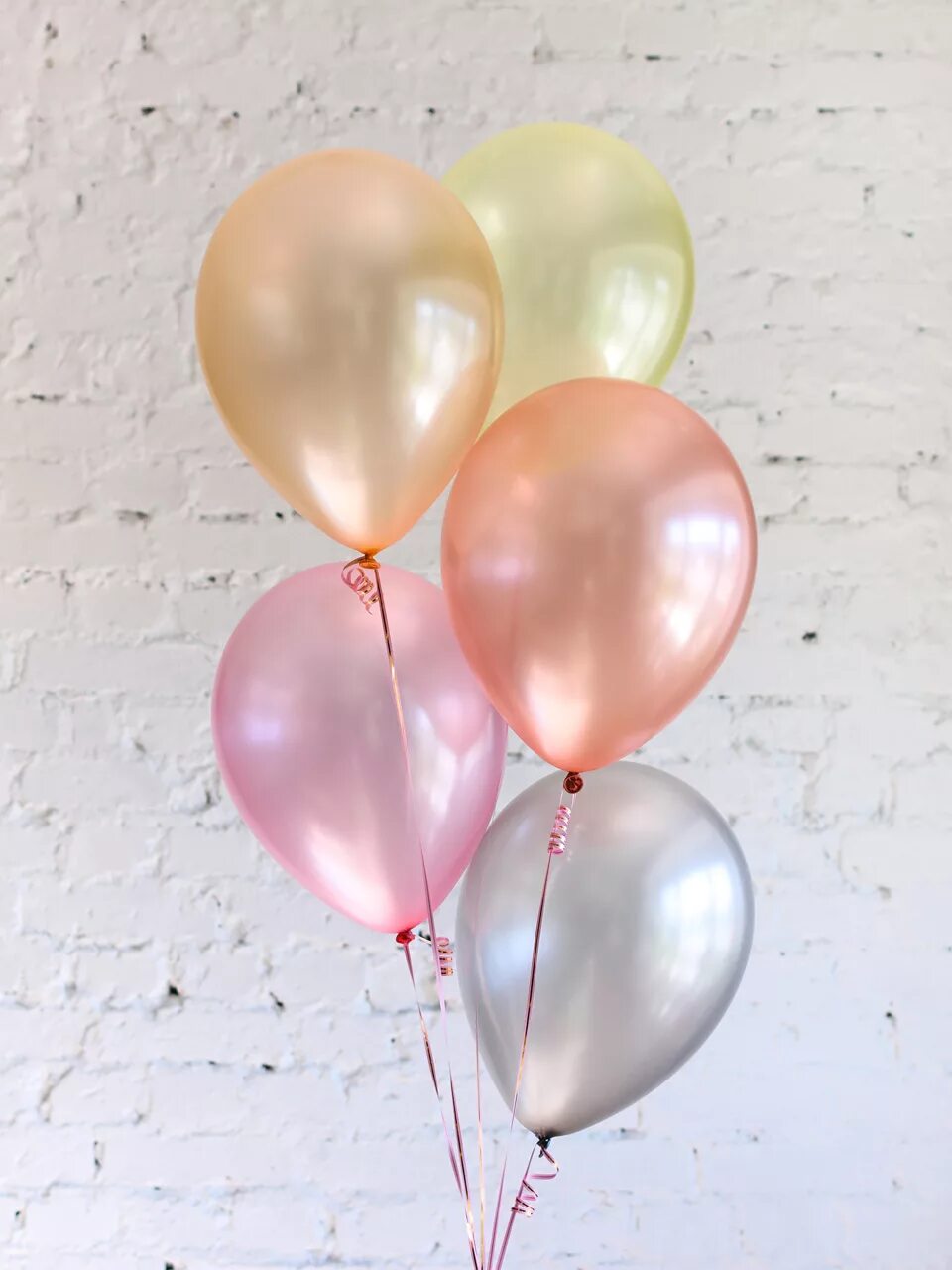 розовые шары. пластиковый зажим для воздушных шаров. фонтан из разноцветных шаров. цветок из шариков круглых. цветы из круглых воздушных шаров.