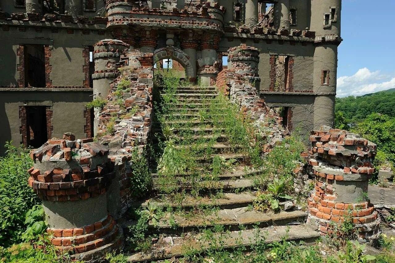 Руины замка Баннермана в Нью-Йорке. Коссовский дворец развалины. Замок Баннермана на острове Поллепель Нью-Йорк США. Руины заброшенного замка Всеволожск. Разрушенный сад