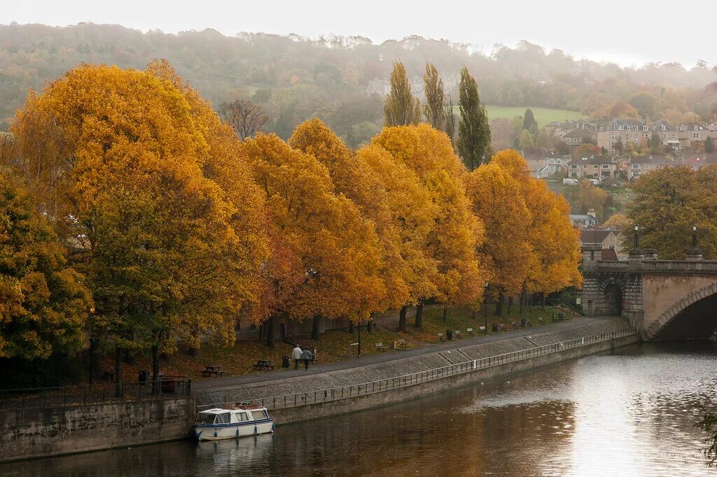 Осень в англии. Бат город в англии осень. Лондон улица болтонс. Кэбот коув. Осенний лондон.