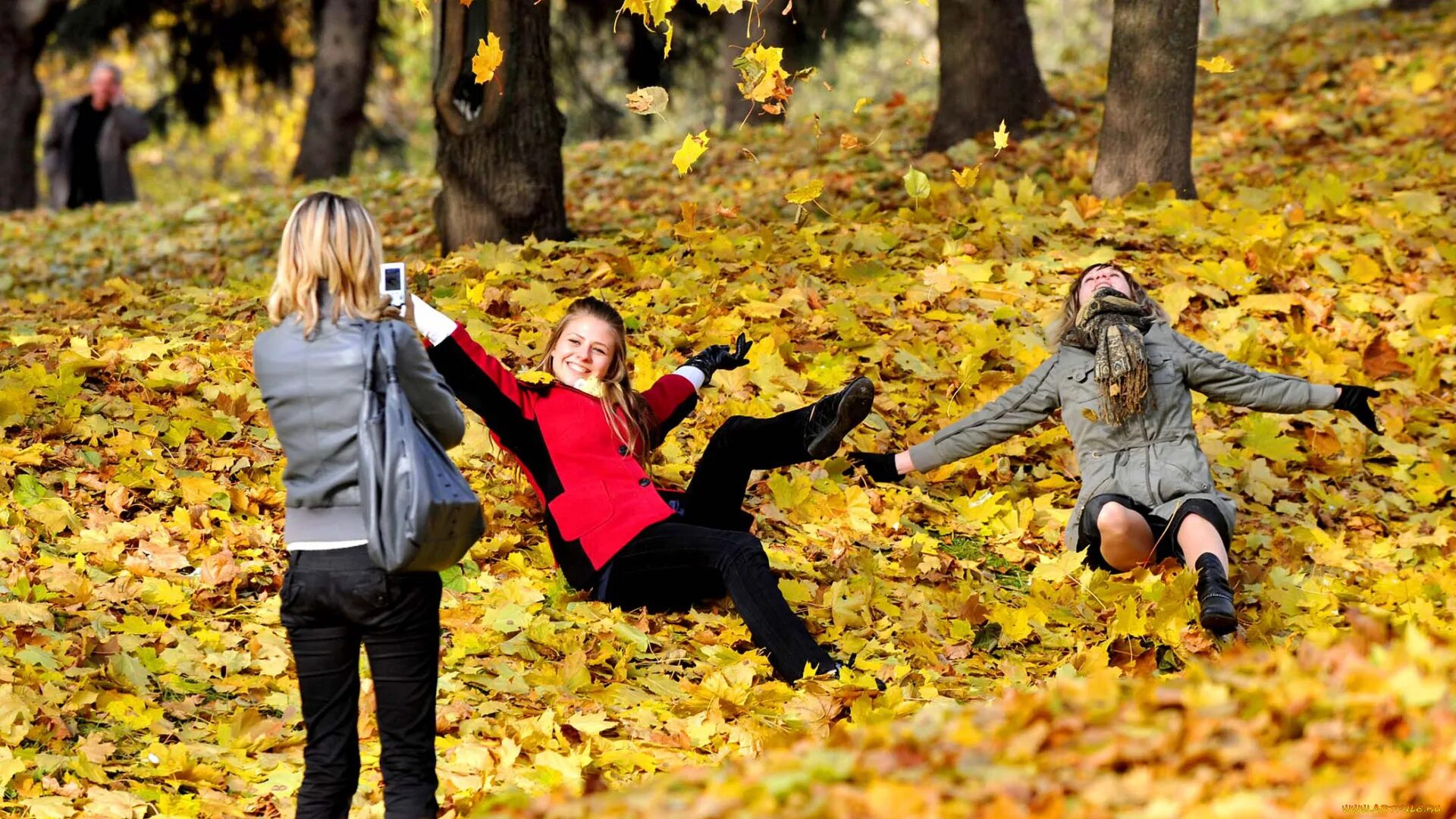 Осенняя фотосессия. Осенняя прогулка. Осенняя фотосессия с подругой. Осень люди.