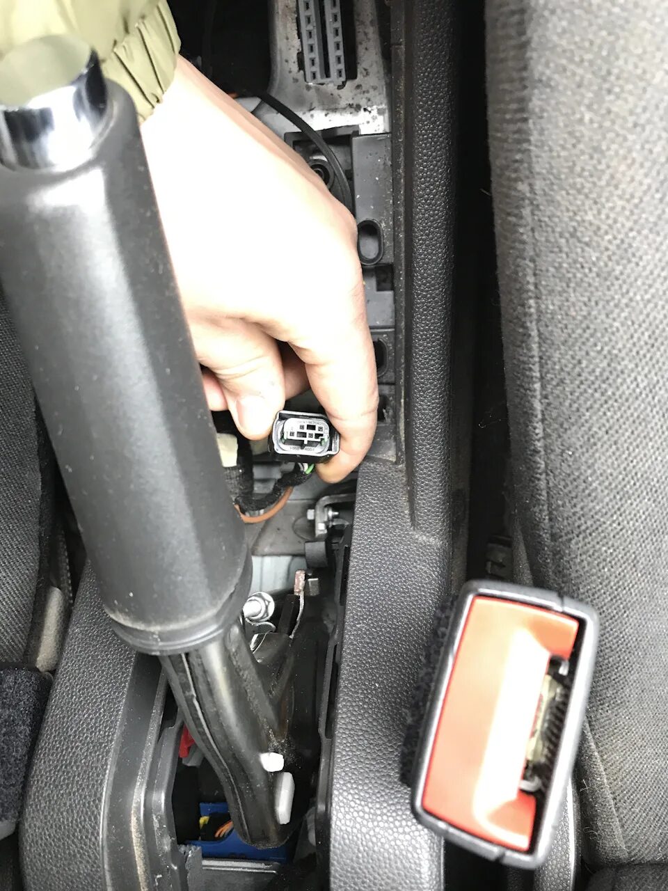 Разъем opel astra h. Разъем opel astra h. Распиновыватель разъемов опель астра. Опель астра б штекер проводов в печке. Разъем opel astra h.