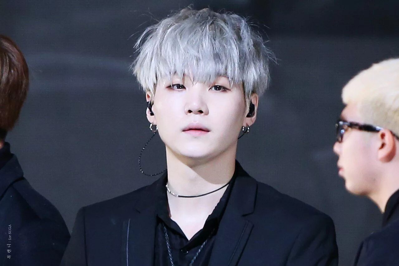 Сколько лет юнги из бтс. Юнги блондин 2025. yoongi grey hair. блэк шуга дэдди. юнги мужественный.
