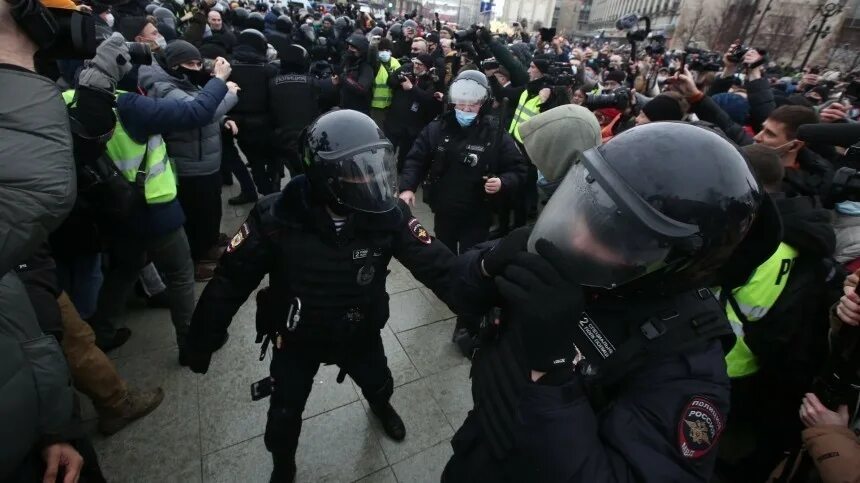 Против нападения. Массовые беспорядки в России 2021. Полиция в Москве разгоняет демонстрантов.