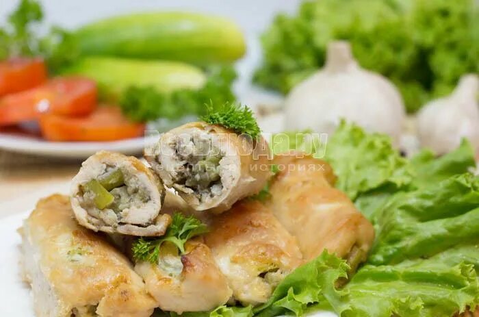 куриное филе в беконе с сыром. куриные рулетки с солёными огурцами. куриное филе с грибами и сыром. куриная грудка с солеными огурцами в духовке. фаршированная куриная грудка.