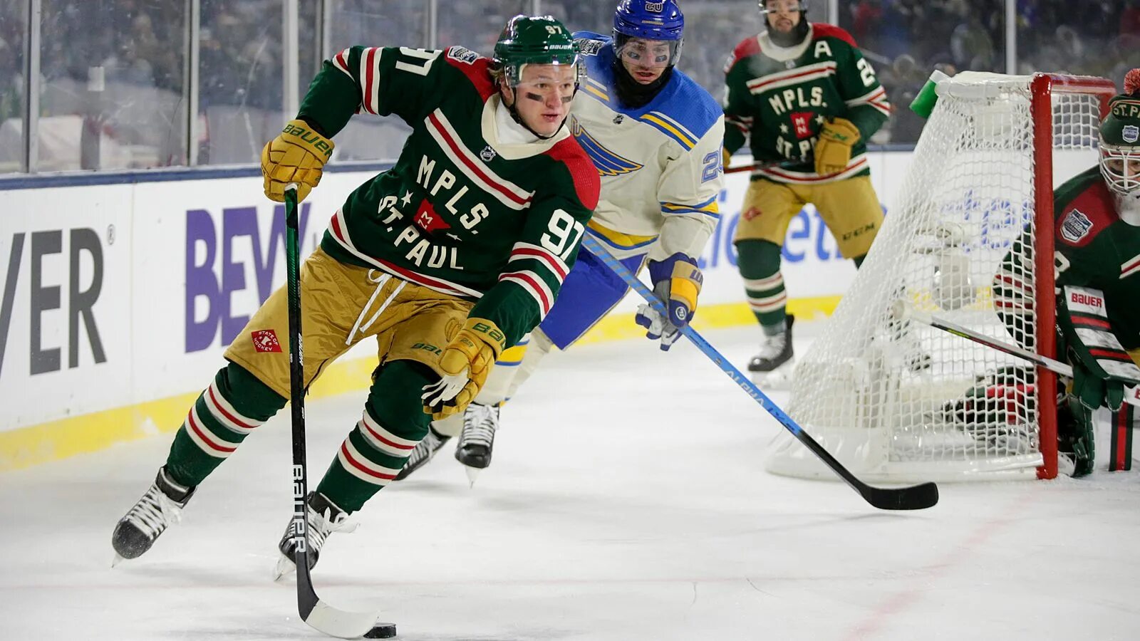 Зимняя классика НХЛ. Ник Бьюгстад хоккеист. Kaprizov Hockey Player and Diana. Миннесота игры 2023