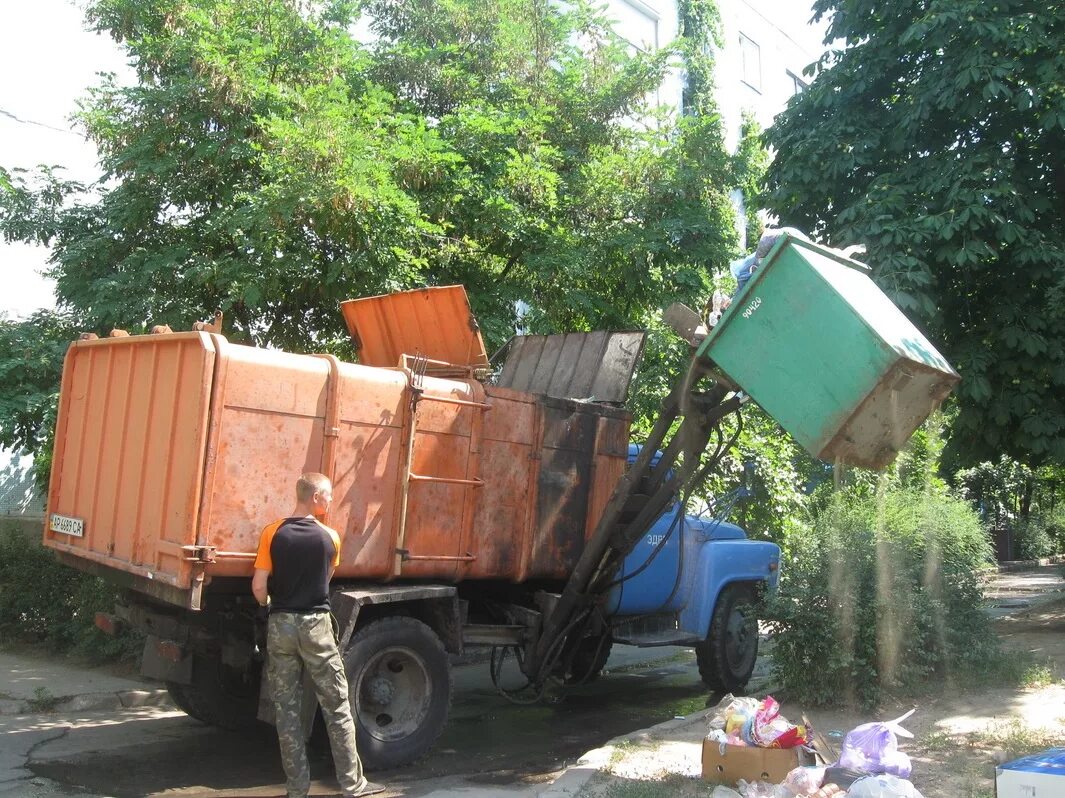 Мусоровоз зарплата. Зеленый ГАЗ 3309 мусоровоз. ГАЗ 53 ко 413 мусоровоз. ГАЗ 53 мусоровозка с контейнерами.