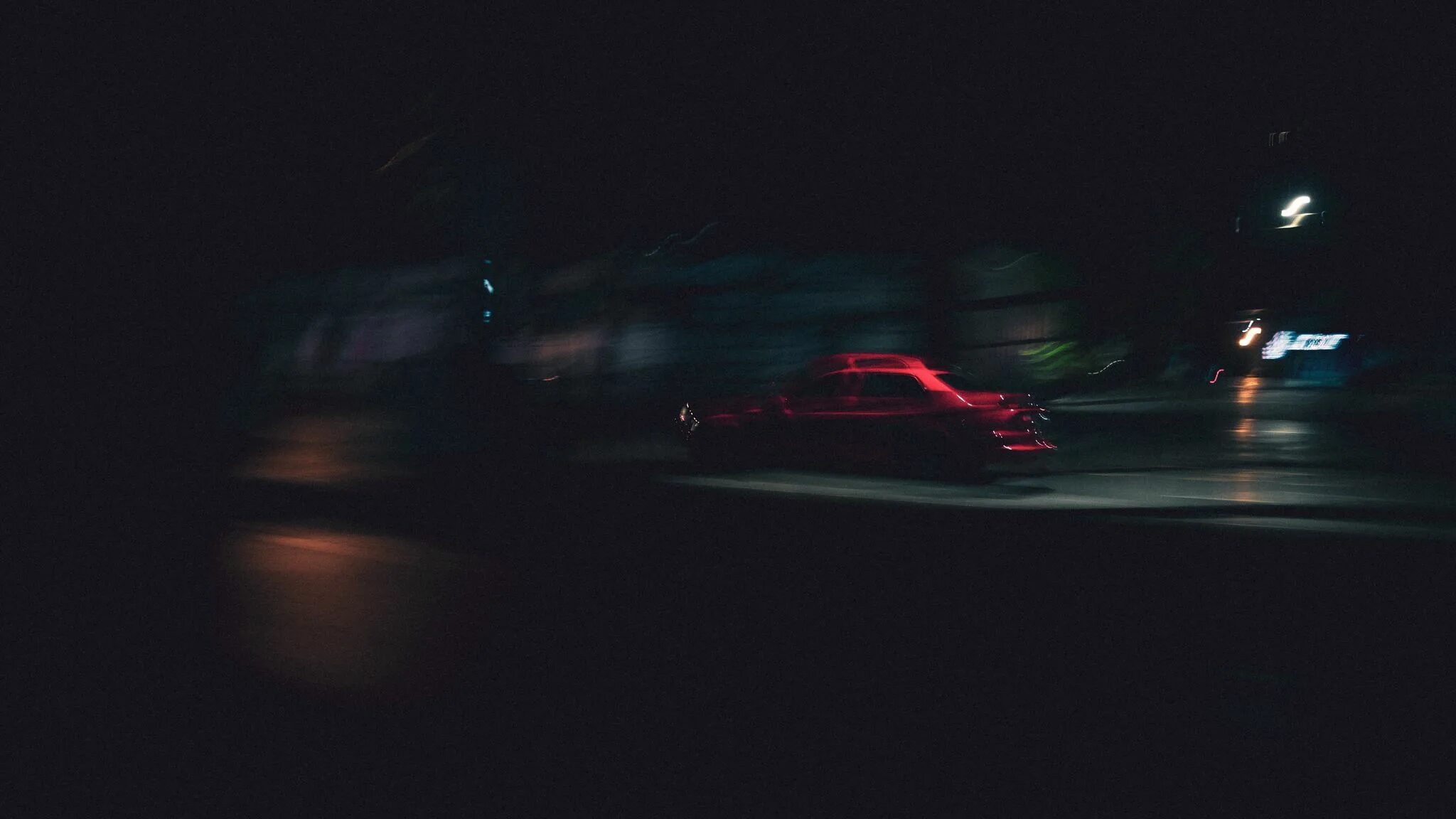 Машина ночью. Машина едет ночью. Крутые машины ночью. Mercedes amg gt night. Машина на трассе ночью.