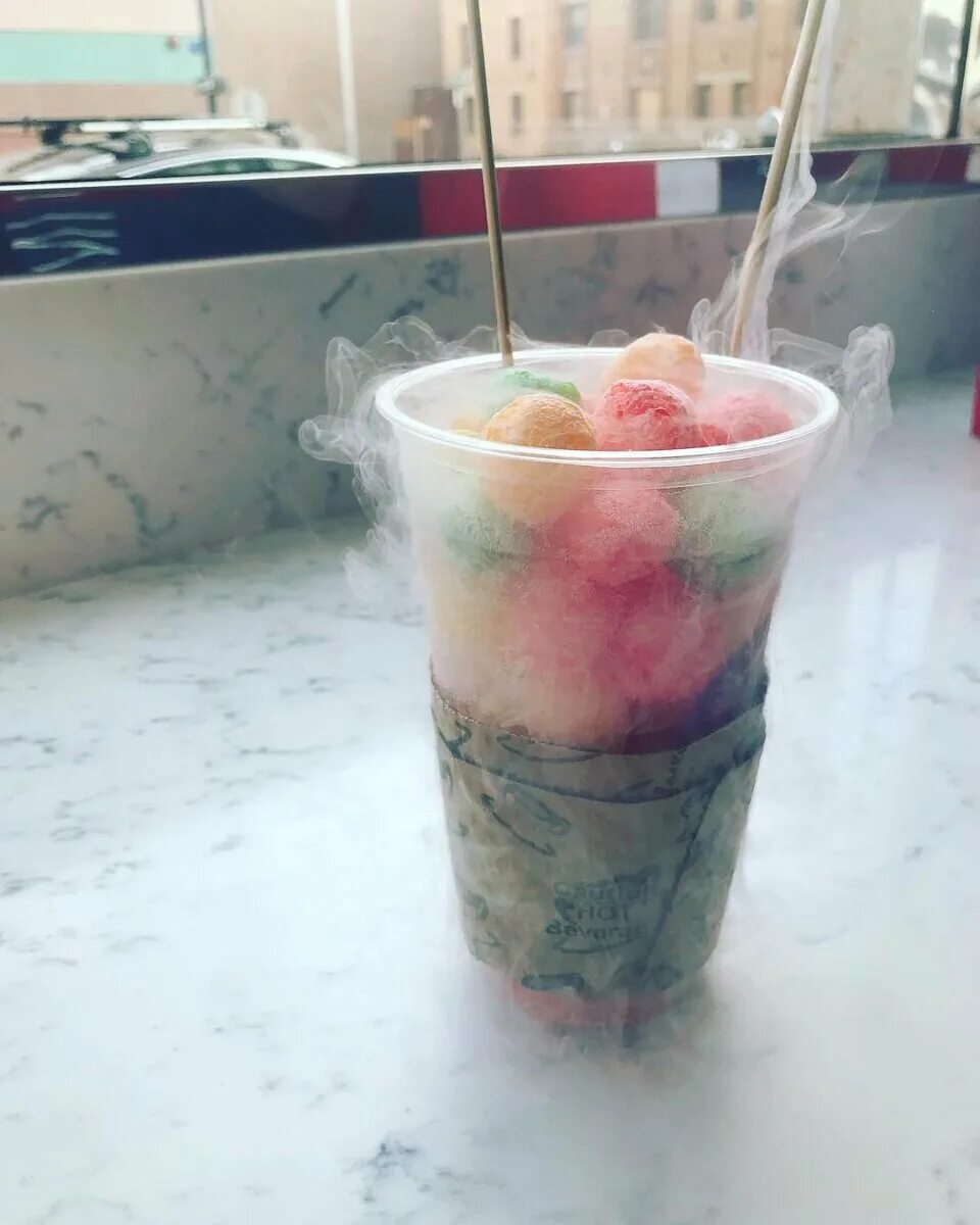 Парящие коктейли. Кукурузные палочки дыхание дракона. Кукурузные палочки дыхание дракона. Коктейль дыхание дракона. Десерты с жидким азотом.