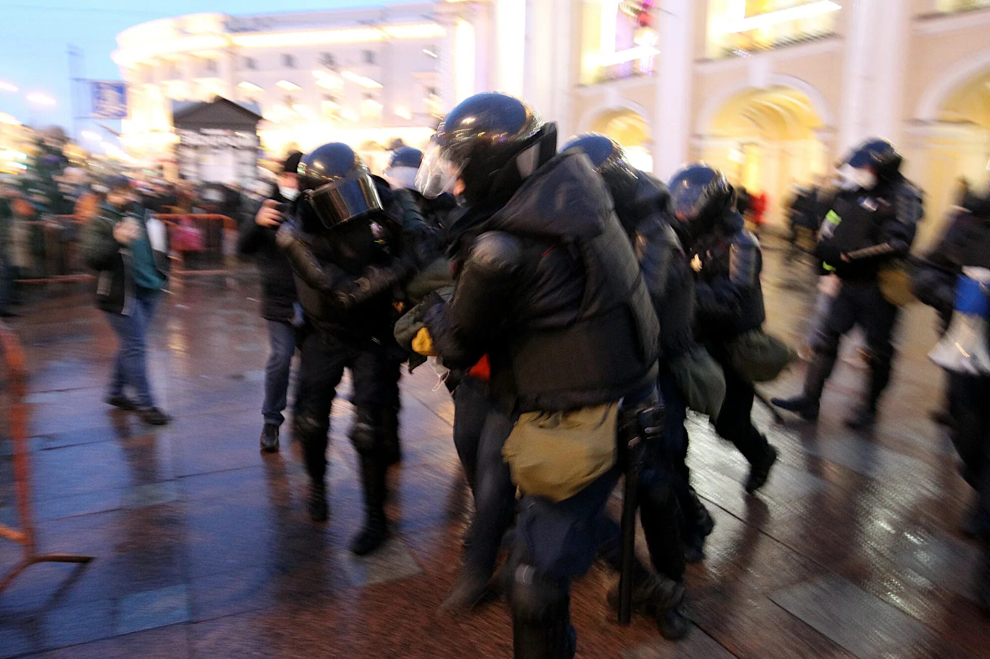 Митинги в петербурге сегодня. Протесты 23 января 2021 в Санкт Петербурге. Митинг Гостиный двор. Митинг на Гостином дворе сегодня в СПБ.